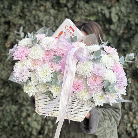 Подарочный набор, корзина нежной хризантемы и Рафаэлло