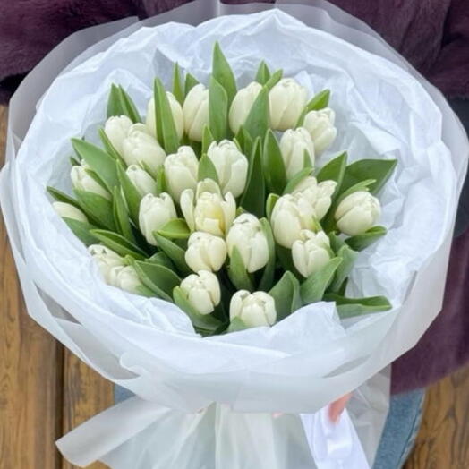 Букет из  белых  тюльпанов  19  штук