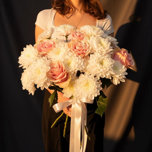 Букет из кустовой хризантемы и эквадорских роз, 9 шт под ленту