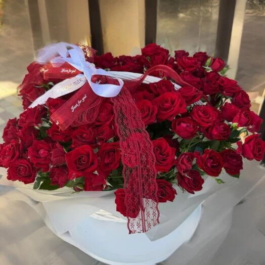 Cesta de rosas rojas