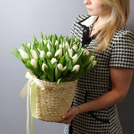 Белые тюльпаны в плетёном кашпо
