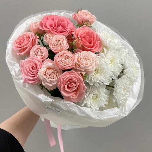 Милый букет Bloom room 🌸🩷 в дизайнерском оформлении из кустовой розы и хризантем