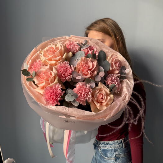 Авторский букет для любимой девушки «Весенний аромат️️💕» с французскими розами , диантусами, эвкалиптом: Размер М
