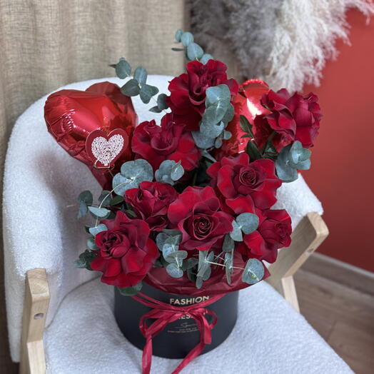 Красные розы  в коробке с сердцем