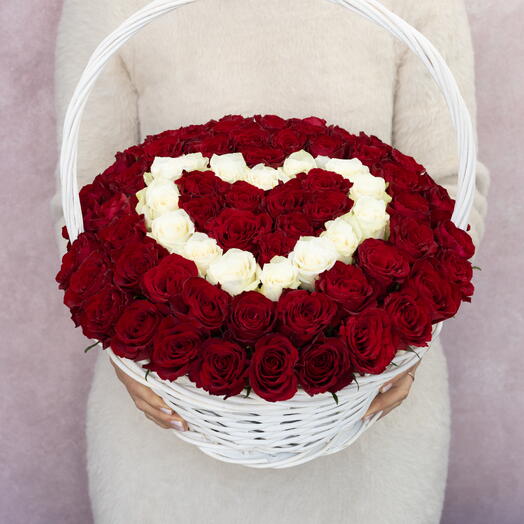 Сердце из роз в корзине