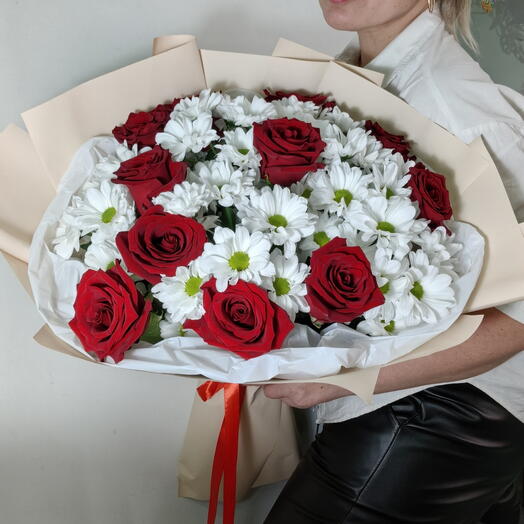 Красные розы и ромашковая хризантема