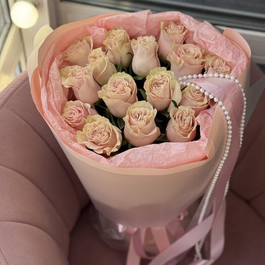 15 нежных розовых роз