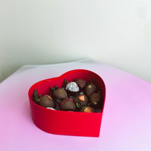 Набор клубники сердце в молочном шоколаде для девушки
