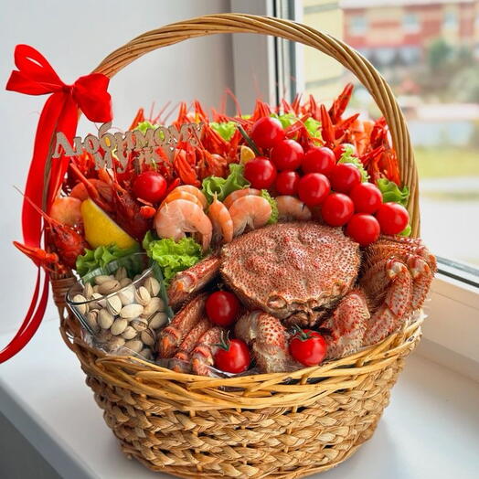 Корзина с раками, крабами, креветками и фисташками