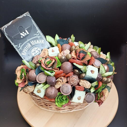 Сухофруктовая корзина с конфетами на 23 февраля