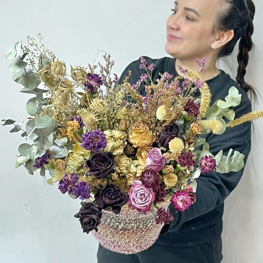 Цветочная Композиция из сухоцветов  с розами, эрингиумом,  герберами и зеленью в обвязанном кашпо
