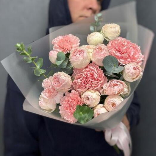 Букет из кустовых пионовидных роз менсфилд парк и розовых диантусов 💐
