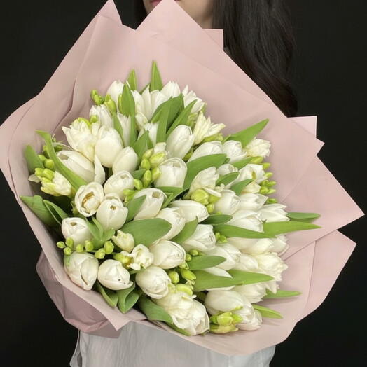 Нежный весенний букет белые тюльпаны и фрезия, 69 стеблей