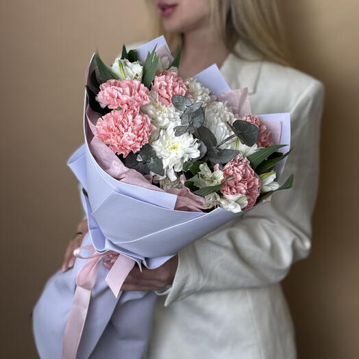 Букет из хризантем, розовых гвоздик и альстромерии