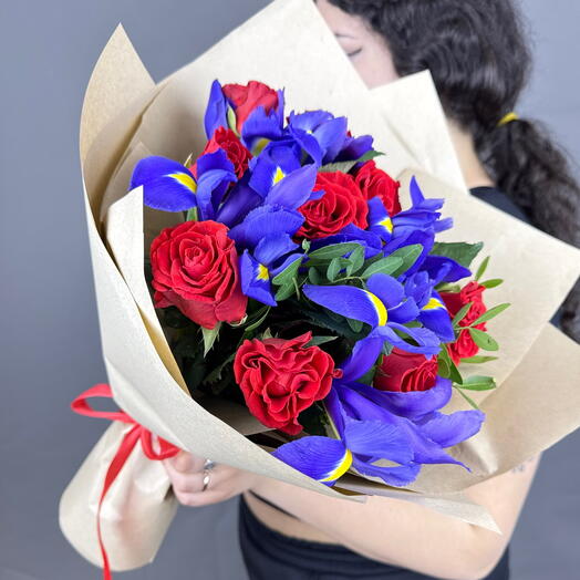 Букет с красными розами и ирисами