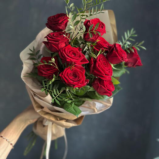 Букет алых роз