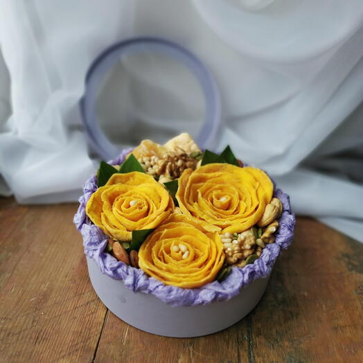 Коробочка с сухофруктами и орехами