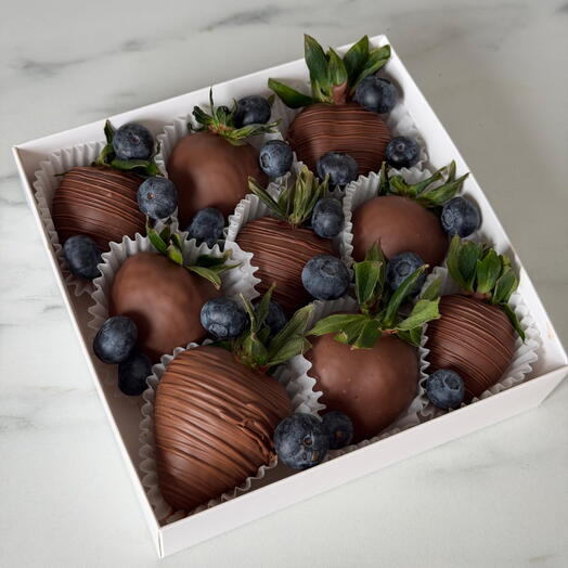 Набор клубника в шоколаде с голубикой Романтичный вечер S (9-12 шт)