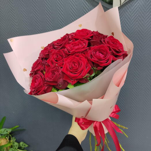 15 красных ароматных роз  Red Naomi