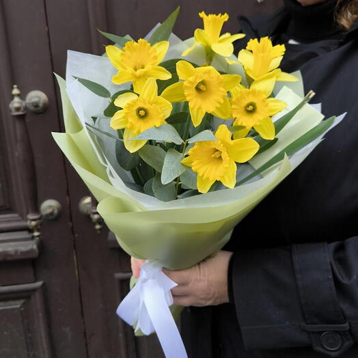 Букет с нарциссами 7 шт