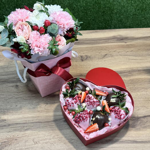 Комбо-набор цветы и клубника в шоколаде в коробочке сердце ♥️