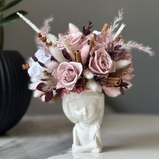 Интерьерная настольная композиция с стабилизированными розами, лавандой в фигурном кашпо