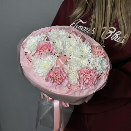 Букет с кустовой хризантемой и диантусами