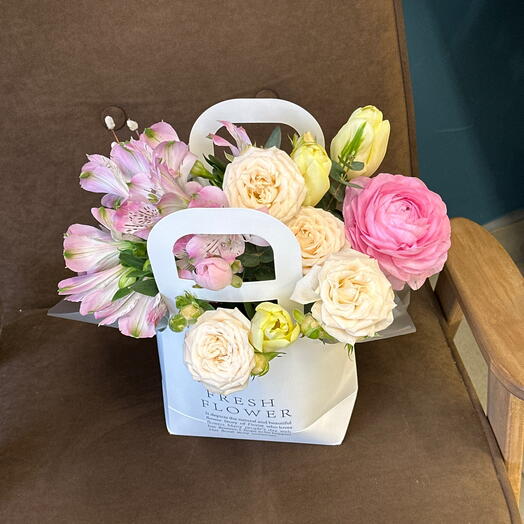 Сумочка с цветами ранункулюс и верба