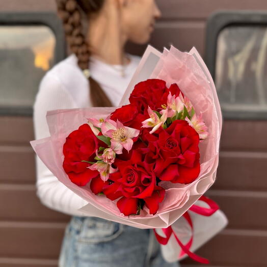 Букетик| «Мальвинка» Французских красных роз и альстромерий