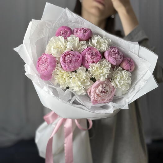 Пионы Сара и белые ажурные диантусы