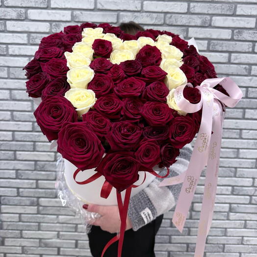 Сердце из роз с буквой