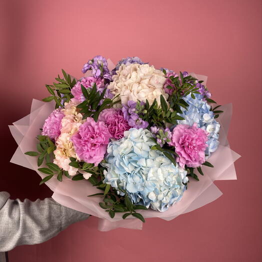 Очаровательный пышный букет из гортензий и диантусов