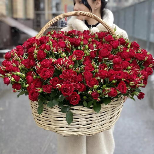 корзина из 51 красной кустовой розы