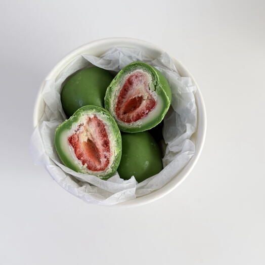 236 Сублимированная клубника в белой шоколадной глазури со вкусом лайма