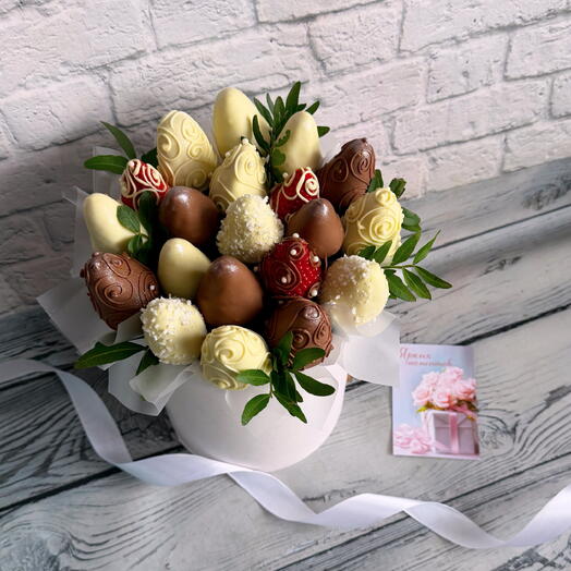 Букет из клубники в шоколаде в шляпной коробочке 💝