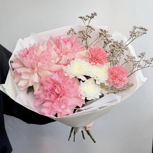 Delicate bouquet with roses and limonium