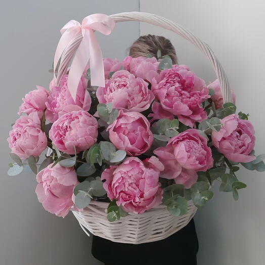 Корзина с шикарными пионами 25