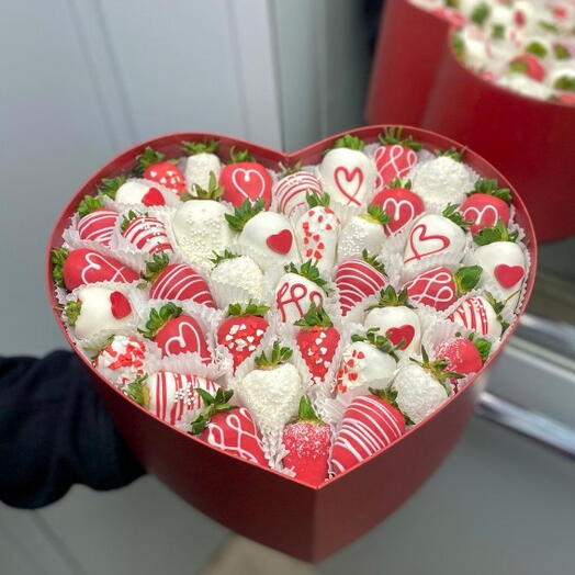 Сердцеобразная коробка с клубникой