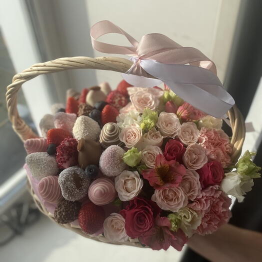 Нежная корзинка с клубникой и цветами