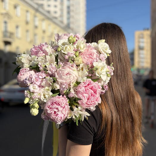 Сборный, нежный букет с пионами. Она скажет Вау
