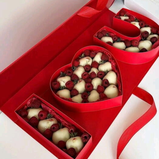 Клубника в белом шоколаде с малиной I love you