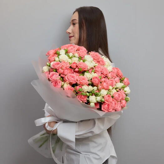 Нежный букет из 19 оранжевых и белых кустовых роз