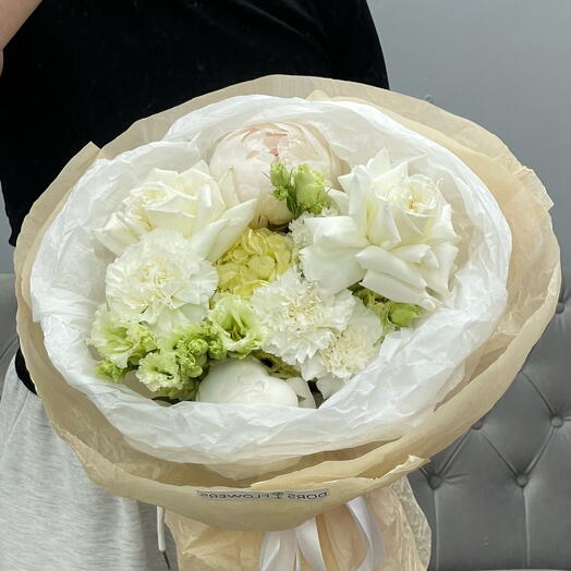 Букет с пионами, французскими розами и эустомой