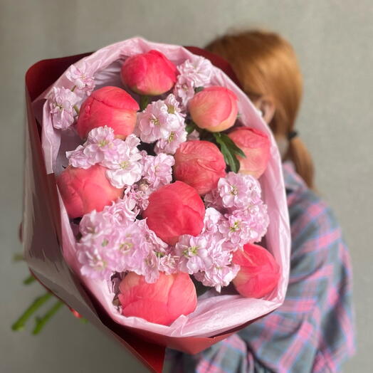 Букет из ярких пионов и маттиолы ( пионы меняют цвет)