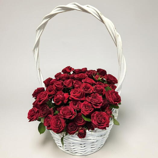 Корзина красных кустовых роз, романтичная композиция