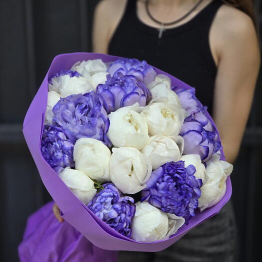 Букет 
💜🤍 «Фиолетовое настроение в белых снах» 🤍💜 из пионов