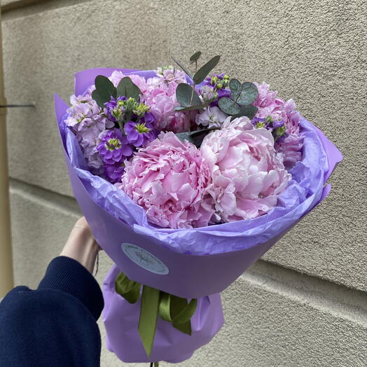 Букет с 5 пионами , ароматной маттиолой , и эвкалиптом
