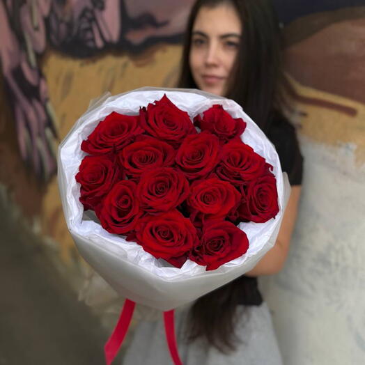 Монобукет из 13 красных роз