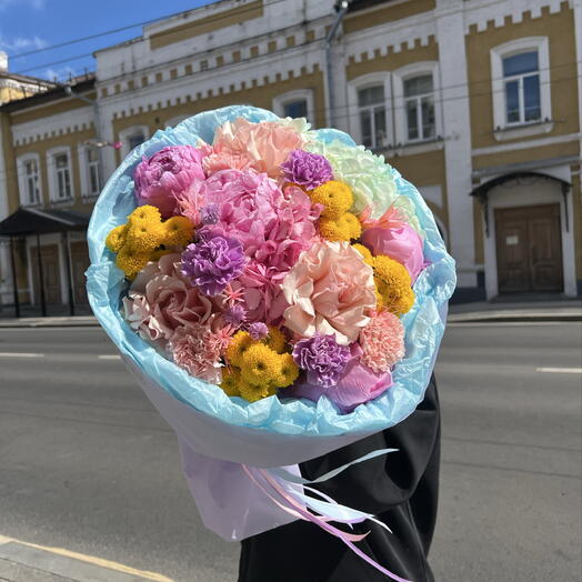 Дофаминовый букет с ароматными пионами и французскими розами