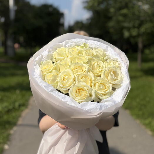 Моно букет из 17 белых роз